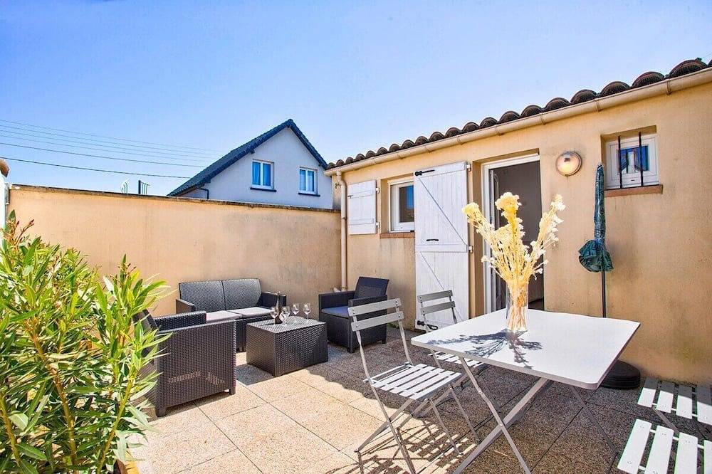 L'atypique, 150M beach terrace in Lion-sur-Mer, Caen region