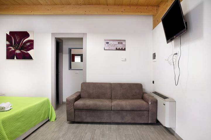 Entire studio, Studio apartment 'Agriturismo L'isola Del Cavallo 3' with Mountain View, Shared Garden and Wi-Fi in Talamona, Alpi Orobie Occidentali