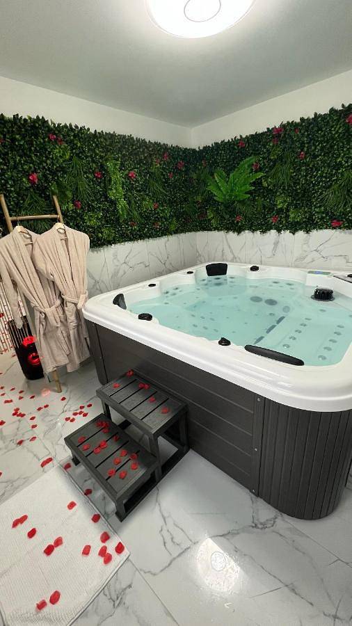 Villa pour 4 personnes, avec piscine et sauna ainsi que jardin et vue
