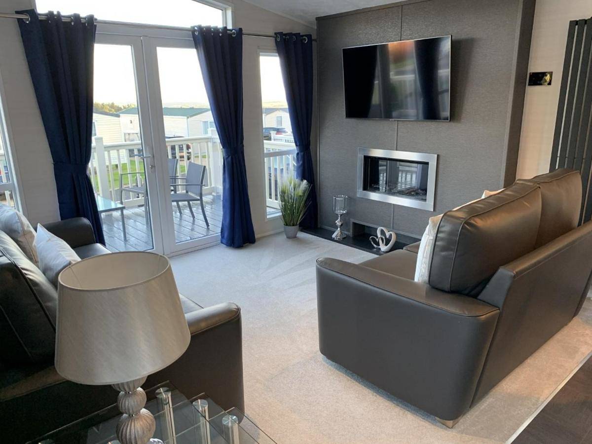 Lola Lodge - Luxury Hot Tub Retreat in Northumberland