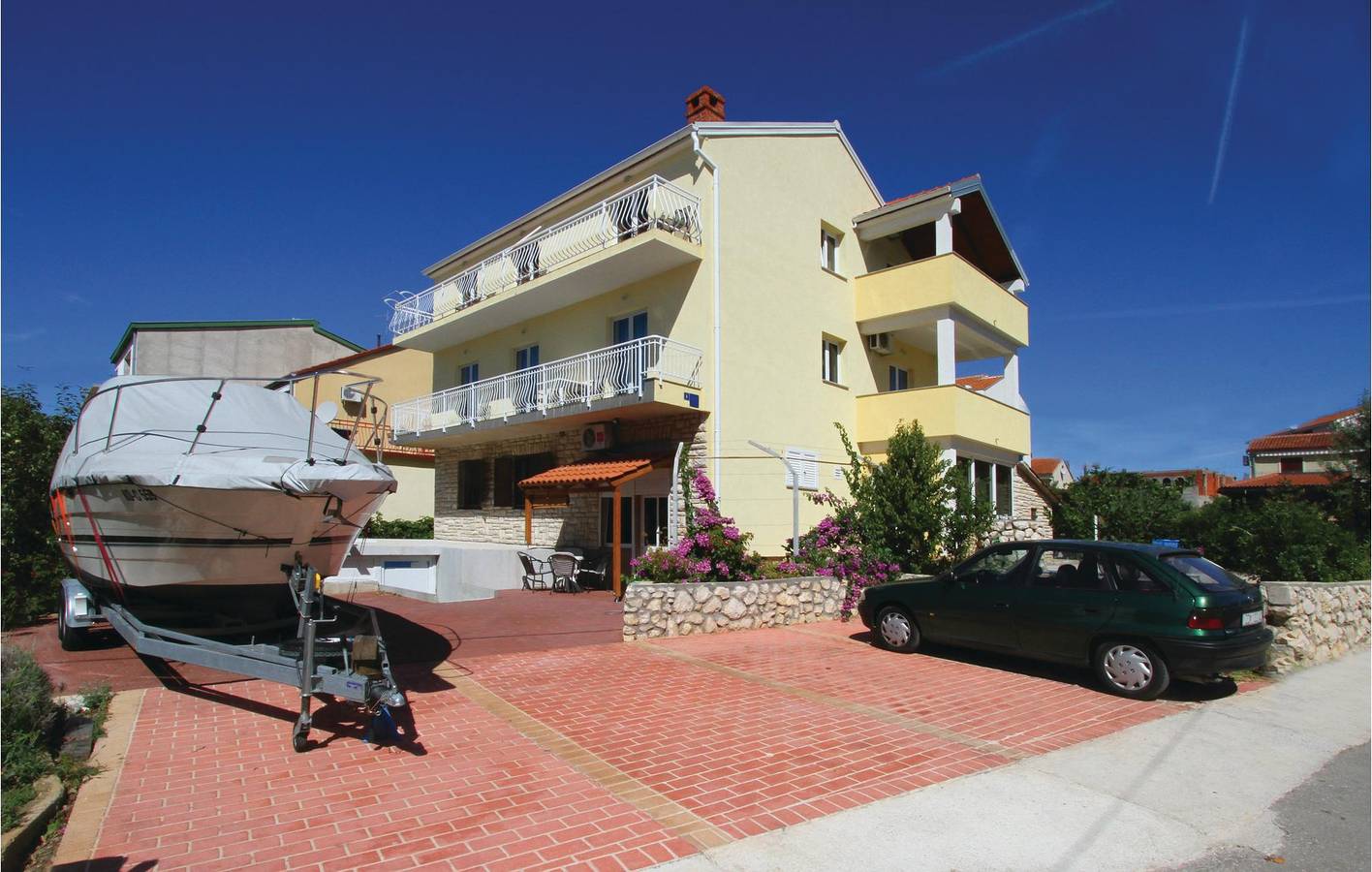 Ganze Ferienwohnung, Apartment mit Meerblick, Pool, Terrasse und WLAN – 1 km vom Strand entfernt in Biograd na Moru, Zadar