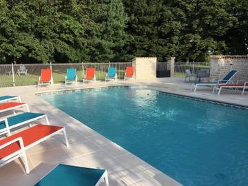 Gîte pour 8 personnes, avec piscine ainsi que jardin et vue, adapté aux familles à Sauzé-Vaussais