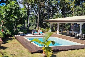 Gîte pour 6 personnes, avec piscine ainsi que jardin et vue dans Mahina