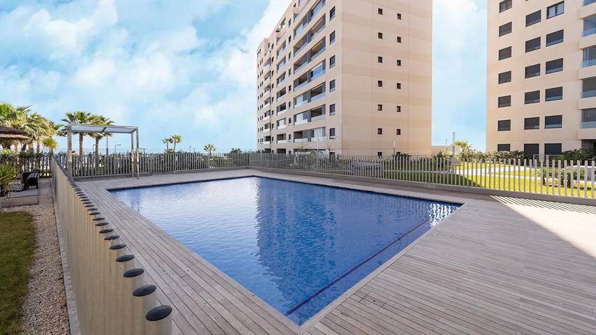 Location de vacances pour 7 personnes, avec balcon et piscine dans Punta Prima (Alicante)