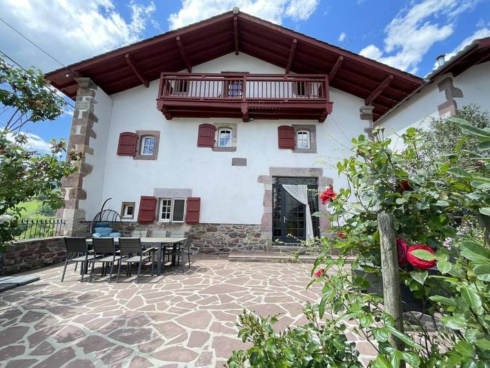 Gîte pour 8 personnes, avec jacuzzi ainsi que terrasse et jardin