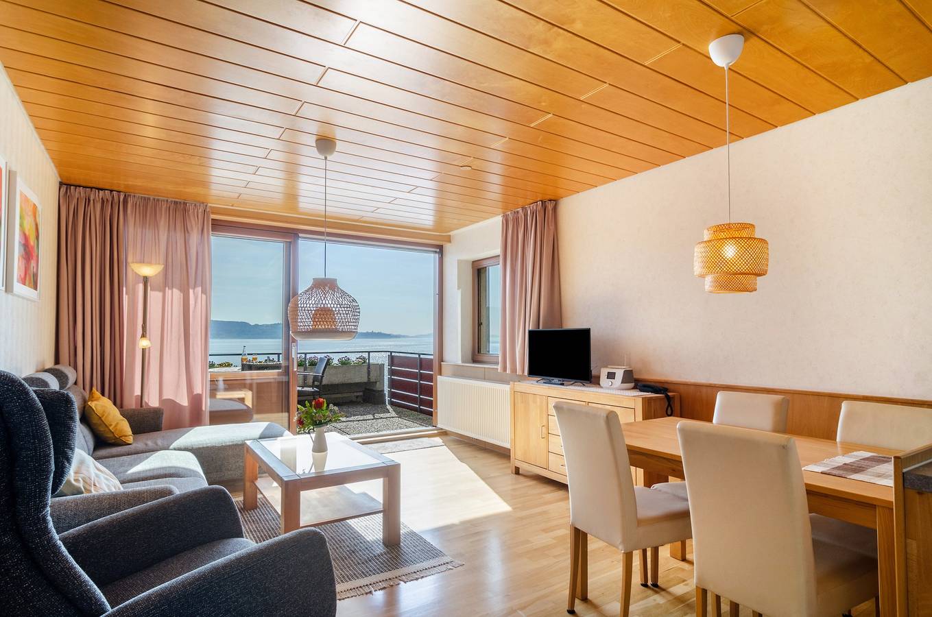 Ganze Wohnung, Fewo '3, 70qm' direkt am See mit großer Terrasse in Bodman-Ludwigshafen, Obersee (Bodensee)
