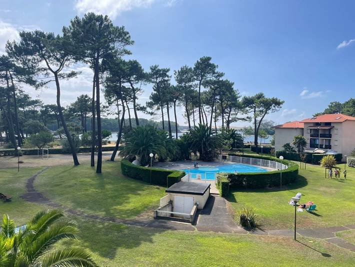 Appartement de vacances pour 4 personnes, avec piscine et vue sur le lac, animaux acceptés