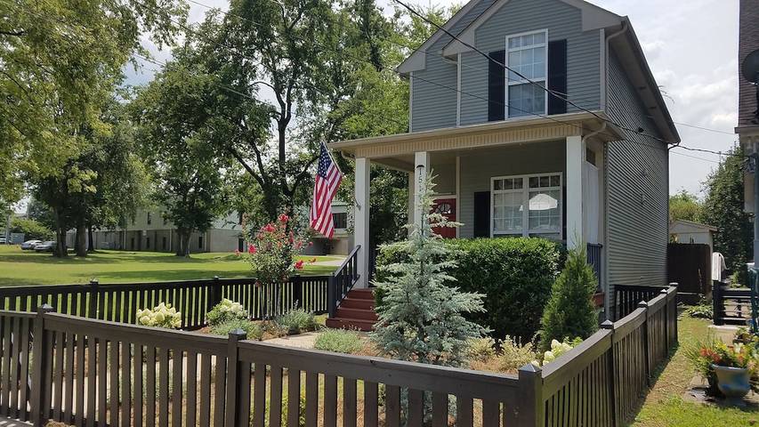 Vacation house for 4 people, with balcony and hot tub as well as yard in Nashville