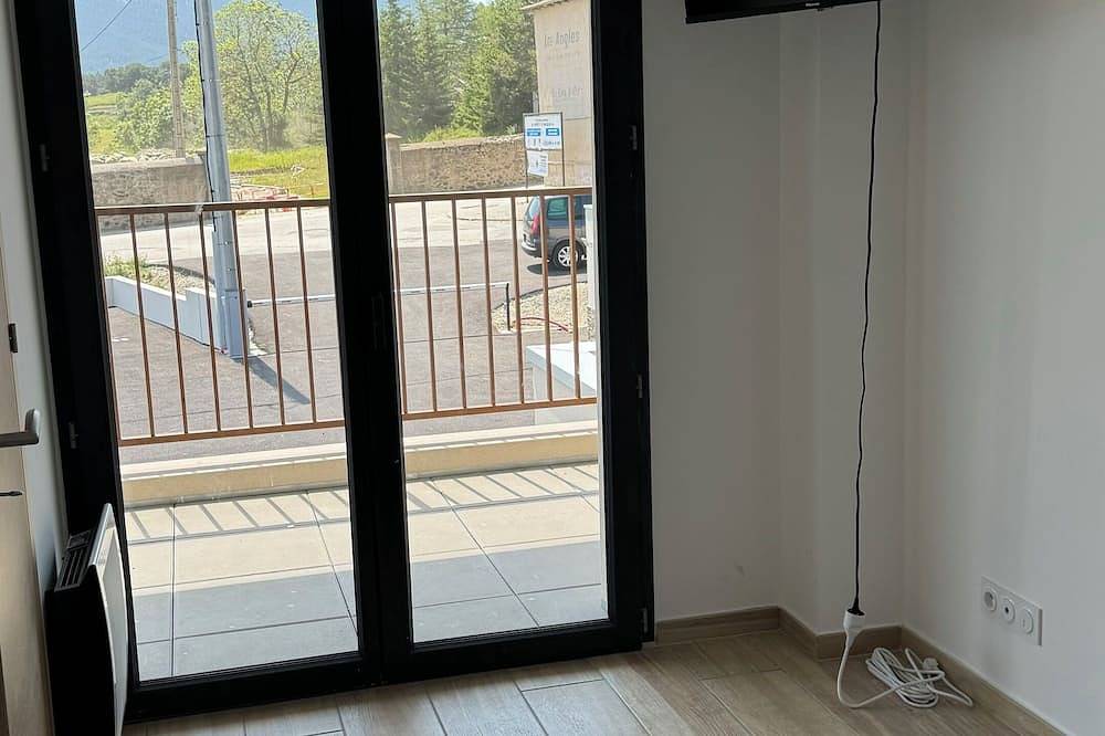 Entire apartment, Bright Apartment Formigueres in Formiguères, Prades region