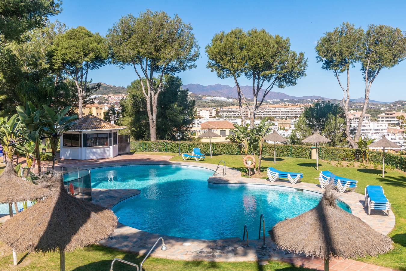 Entire apartment, Apartment '2br Miraflores' with Sea View, Wi-Fi and Air Conditioning in La Cala de Mijas, Mijas