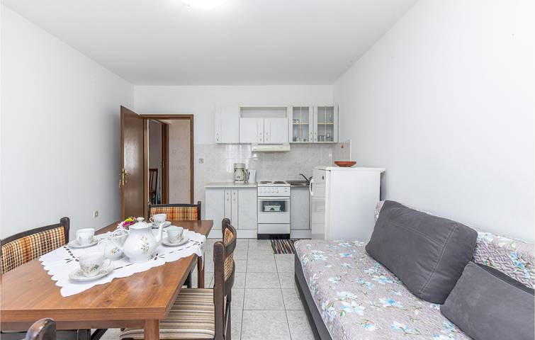 Ganze Ferienwohnung, Reizende Ferienwohnung am Meer mit Terrasse, WLAN und Parkplatz – 2 km vom Strand entfernt in Novi Vinodolski, Primorje-Gorski Kotar