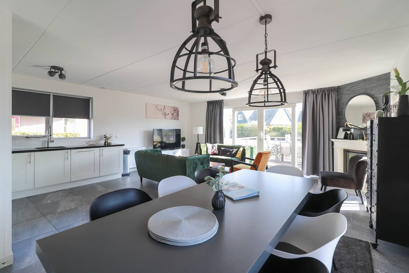 Beach Resort Makkum — Vissersvilla Deluxe with Sauna, Whirlpool & Wellness hot tub - 8 people in Makkum, Lake Ijssel