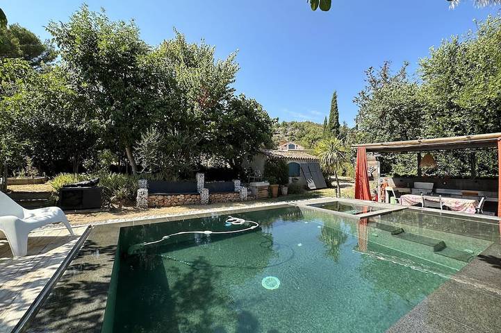 Location de vacances pour 4 personnes, avec jacuzzi ainsi que jardin et terrasse à Roquevaire