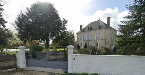 Gîte pour 15 personnes, avec piscine ainsi que terrasse et jardin à Coulon