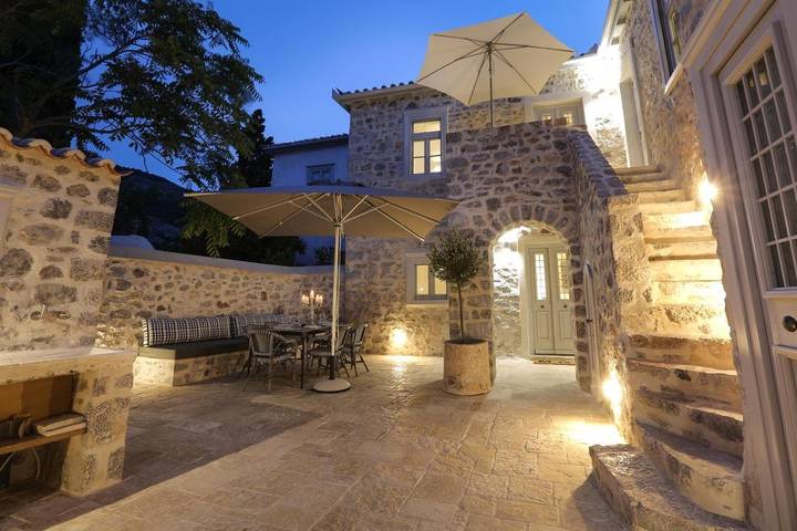 Villa for 4 people, with Balcony and Terrace as well as Garden and View in Hydra