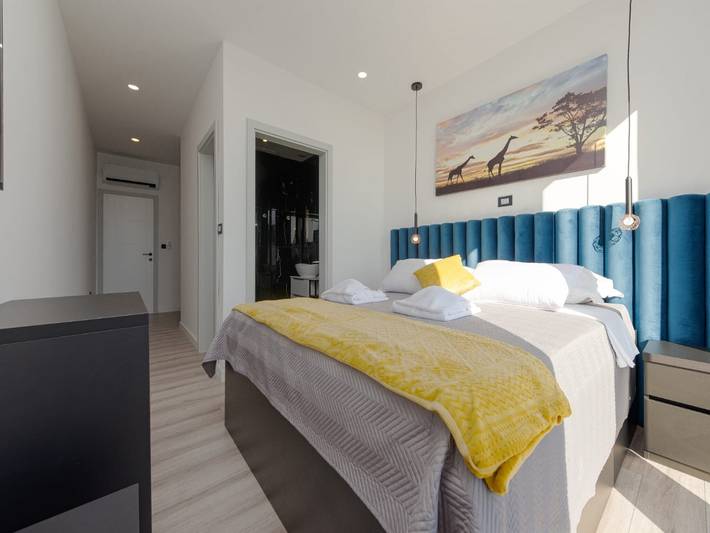 Villa pour 10 personnes, avec piscine ainsi que terrasse et jardin, animaux acceptés à Novalja - 3