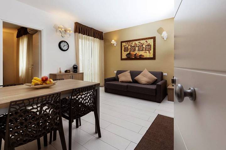 Apartmenthotel für 4 Personen, mit Ausblick und Terrasse - 1