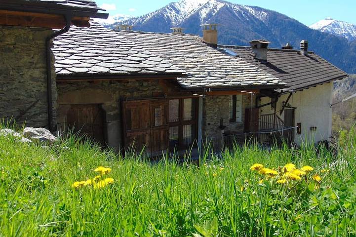 Gîte pour 4 personnes, avec Balcon ainsi que Jacuzzi et Jardin à Stroppo