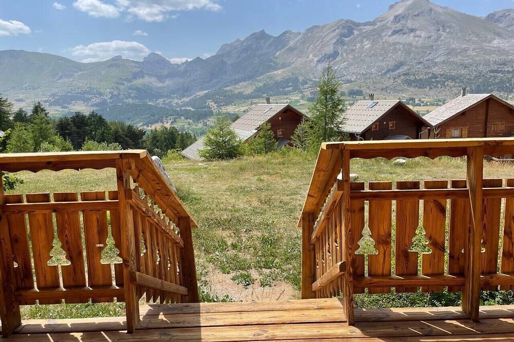 Panoramic view chalet ready for the piste in La Joue du Loup, Dévoluy (comuna)