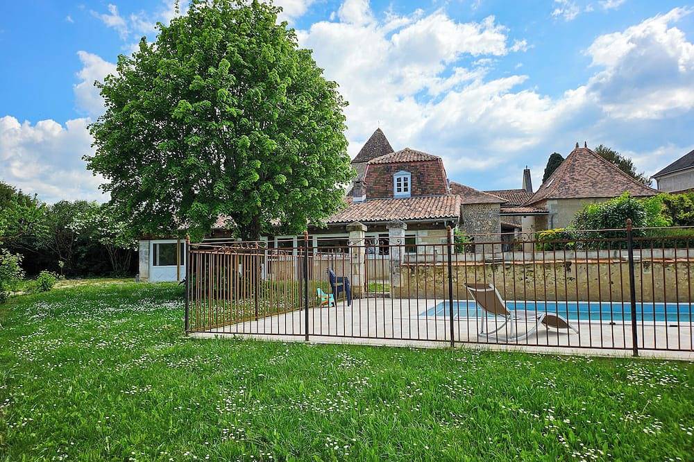 Chambre D’hôte pour 12 Personnes dans Pillac, Charente