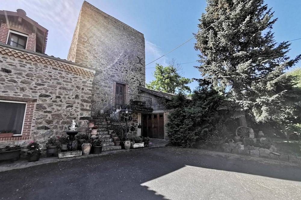Gîte Authentique pour 2-3 Pers. avec Cour, Terrain et Pêche, à Proximité de Brioude et Blesle in Lorlanges, Haute-Loire