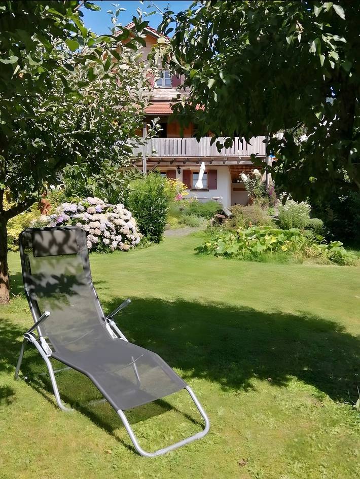 Entire apartment, Landblick Lalling Apartment with Private Terrace, Garden, and Wi-Fi in Lalling, Eastern Bavaria