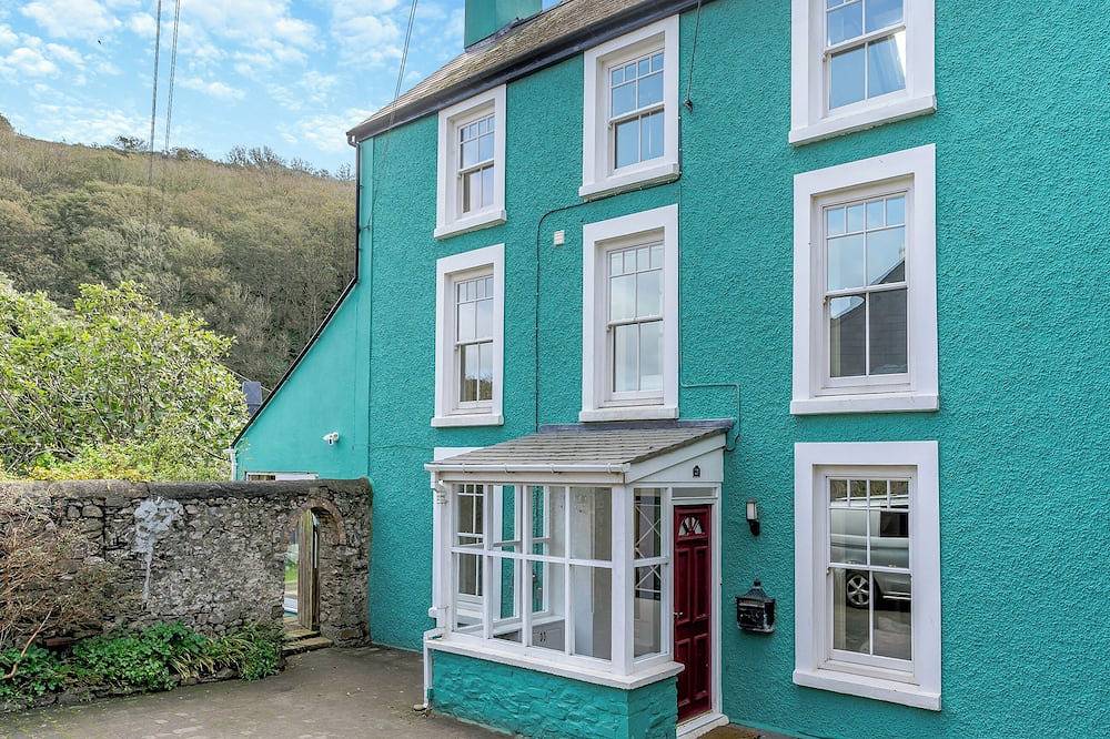 Cottage for 10 People in Solva, Pembrokeshire