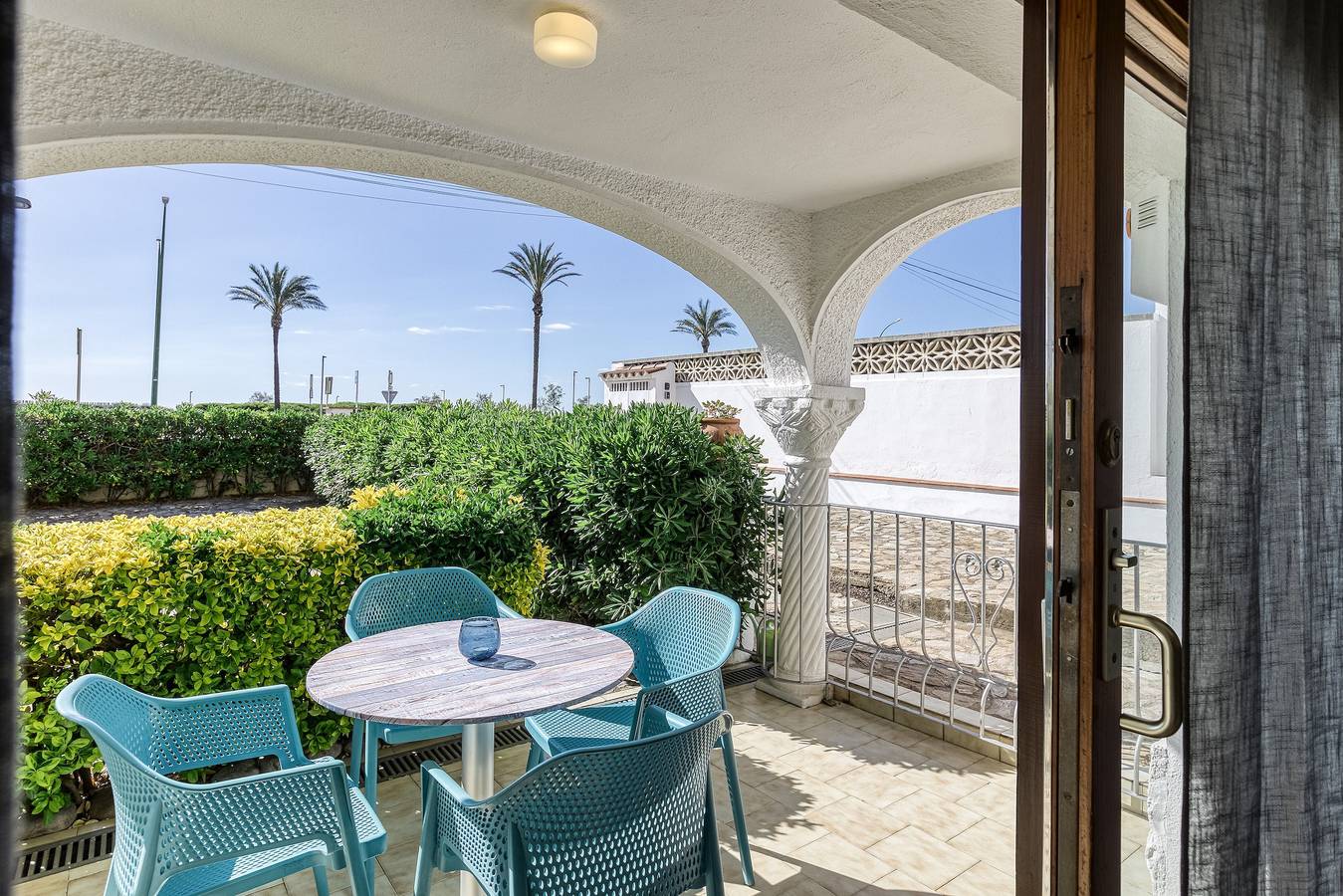 Entire apartment, Apartment 'Salins 2' with Covered Terrace on Empuriabrava Beach, Wi-Fi & Air Conditioning in Empuriabrava, Upper Empordà