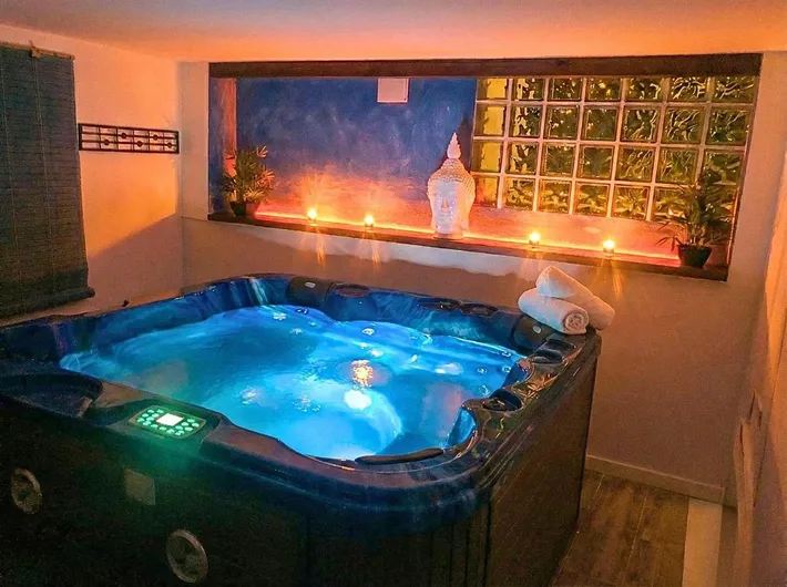 Chalet para 6 personas, con piscina además de jardín y jacuzzi, Se admiten mascotas - 1