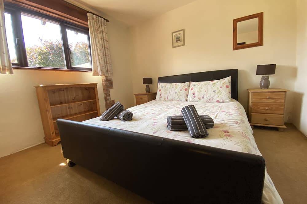 Owls Roost, charming Lakeside cottage with fishing, hot tub sleeps 2 in Cornwall