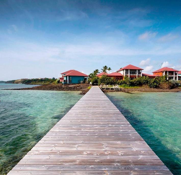 Appart’hôtel pour 4 personnes, avec piscine et bassin pour enfant ainsi que jardin et vue
