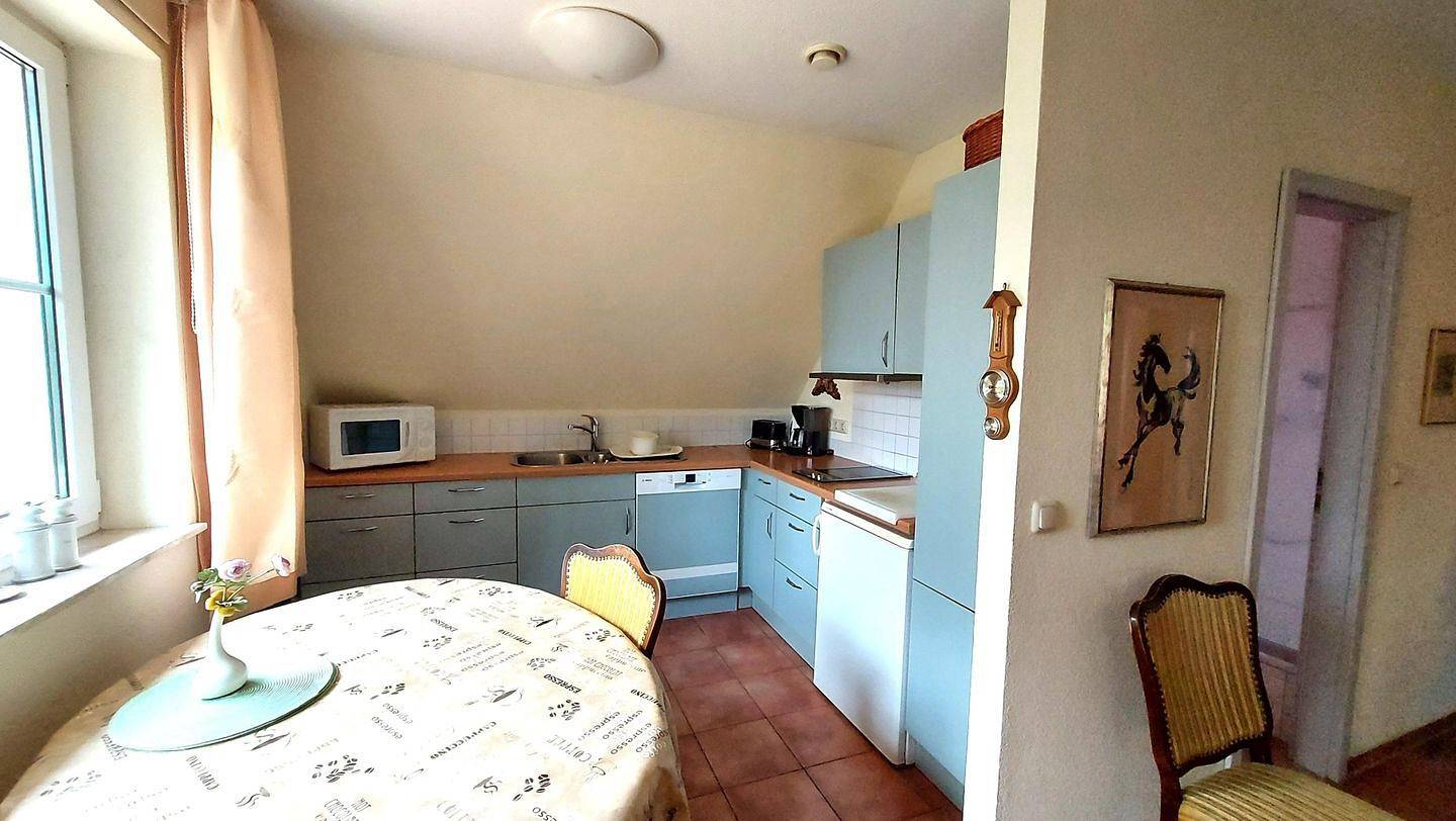 Ganze Wohnung, Ferienwohnung Uhlenhuus: Reetdachromantik mit Gartenterrasse & Carport in Wiek, Rügen