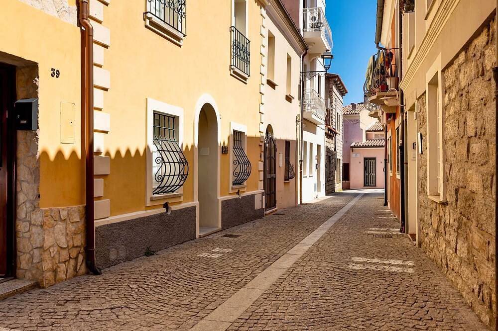 Lussuosa Spaziosa Townhouse con 2 Camere da Letto nel Centro Storico di Olbia in Terranoa/Olbia, Olbia