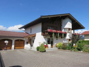 Ferienwohnung für 4 Personen, mit Garten und Ausblick sowie Balkon in Kössen