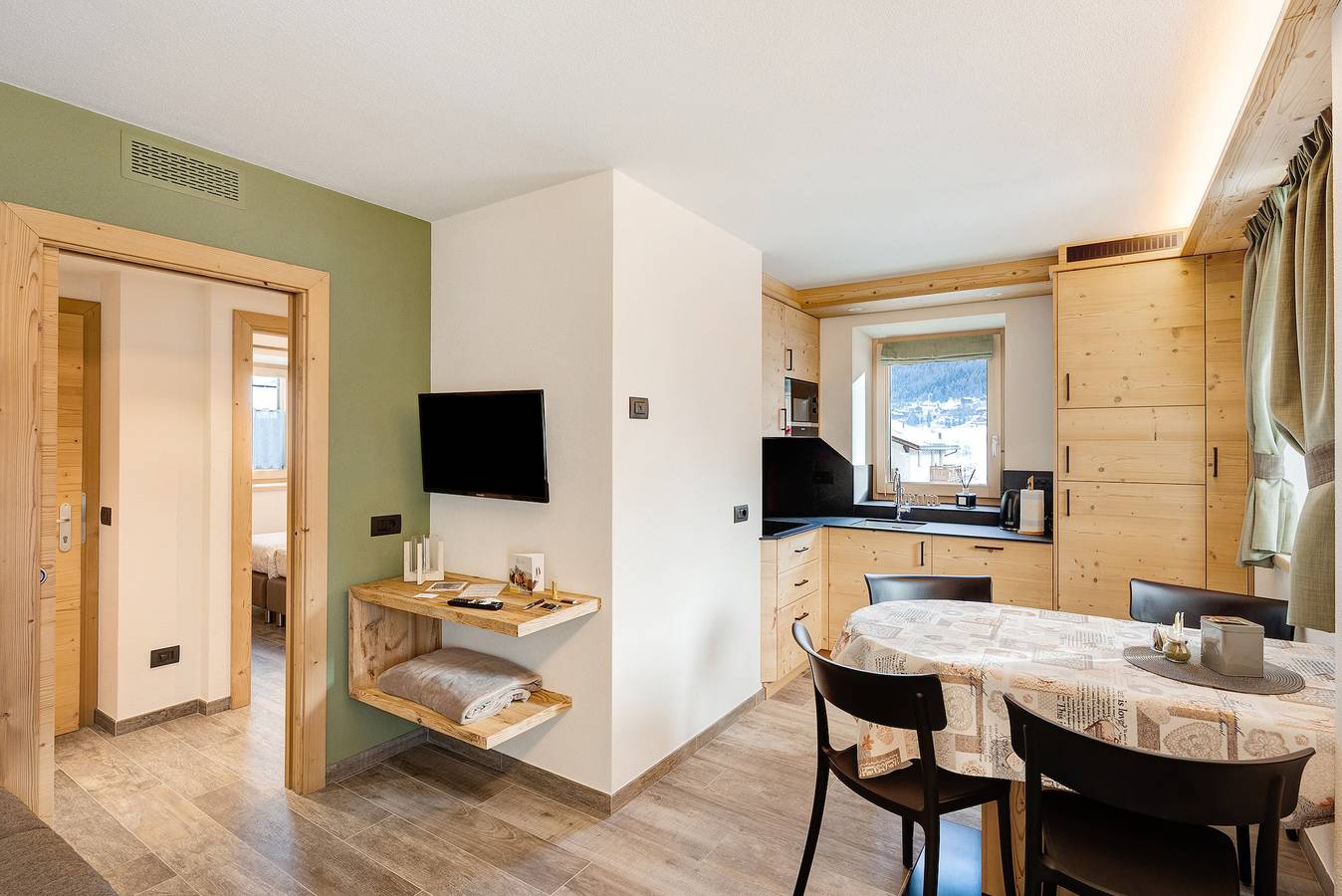 Entire apartment, Apartment "Corolla Rosina's Home" with Mountain View, Balcony & Wi-Fi in Livigno (Town), Livigno