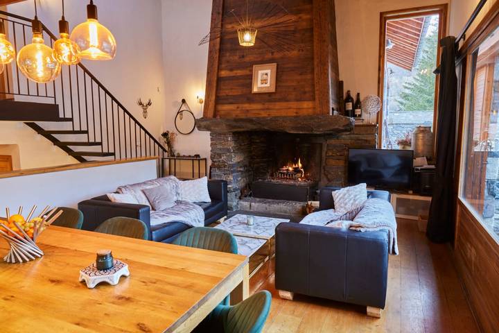 Chalet "Duhoux" avec vue sur les montagnes, terrasse privée et Wi-Fi in Les Allues, Massif de la Vanoise