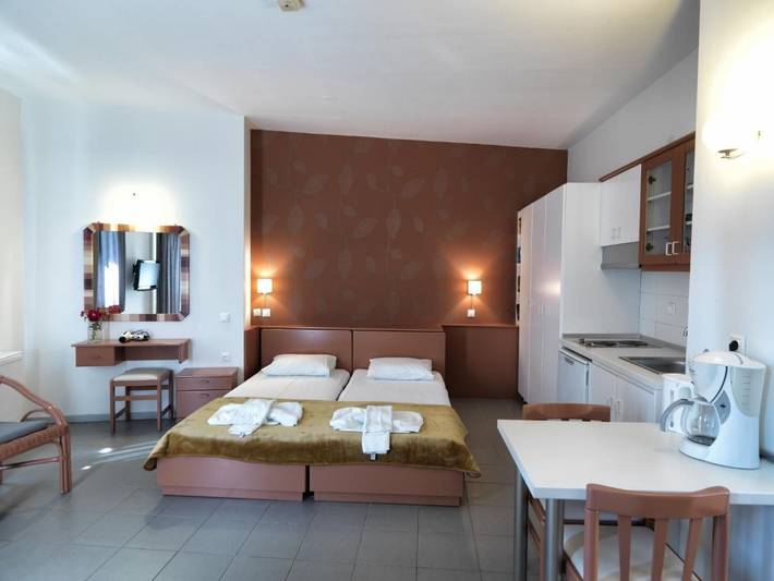 Gîte pour 2 personnes, avec Balcon et Terrasse ainsi que Jardin et Piscine à Afitos