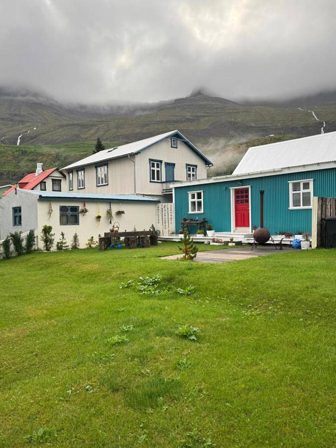 Nýlenda - Charming Two Bedroom Seaside Property, Mountain and Town Views in Seyðisfjörður, Austurland