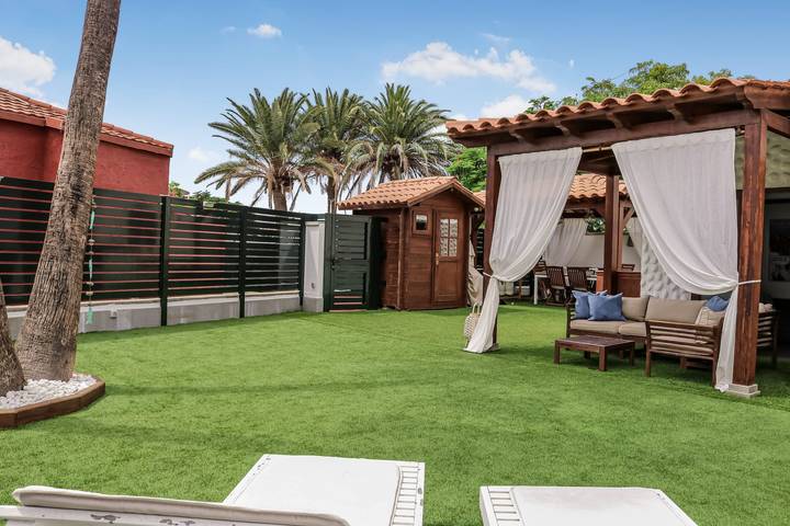 Apartamento para 4 personas, con terraza además de jardín y piscina en Campo Internacional