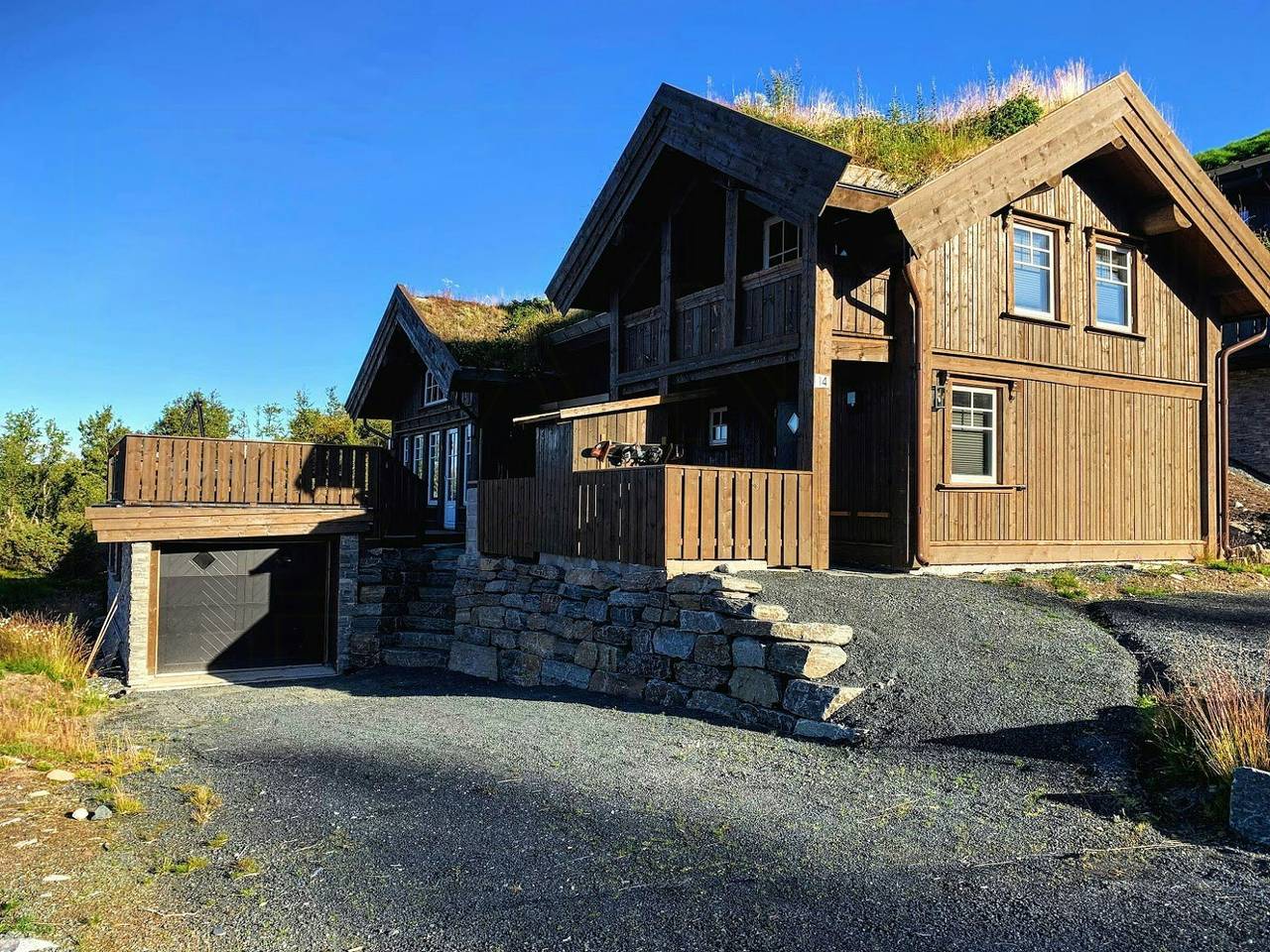 Familienhütte mit Terrassen und Bergpanorama in Vinje