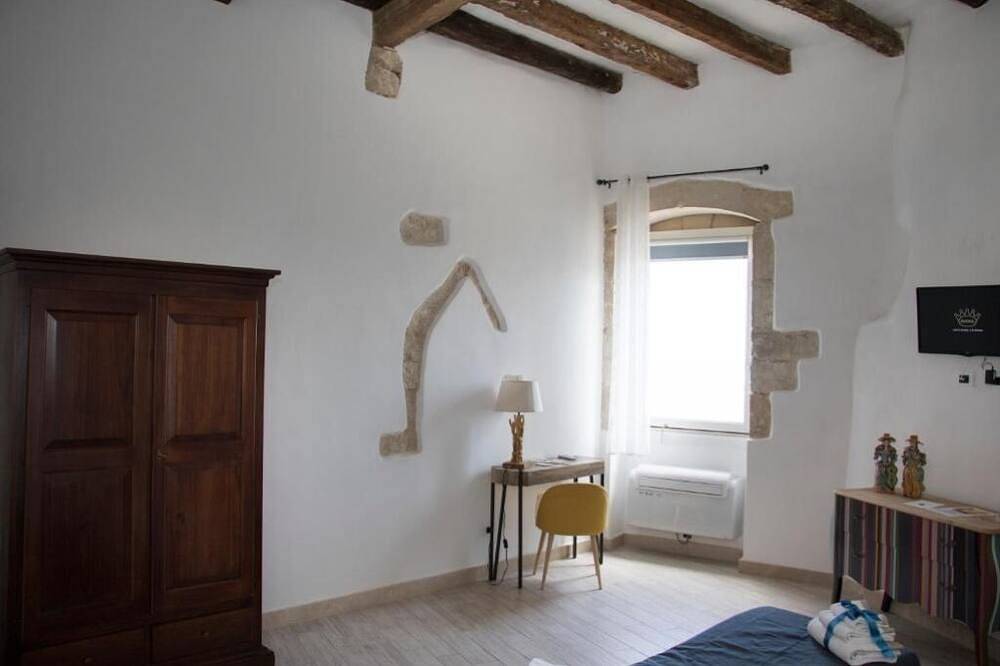 In the heart of Ortigia, close to the beach of Calarossa,. in Syracuse, Province de Syracuse
