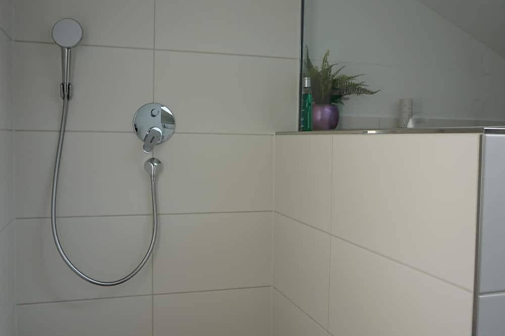 Ganze Wohnung, Helle, komfortable und geschmackvoll eingerichtete Dg-Wohnung mit Südbalkon in Hausham, Alpenland Tegernsee Schliersee