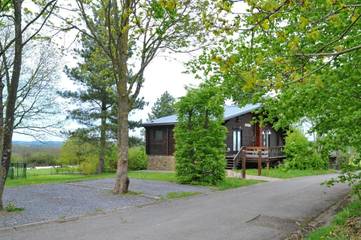 Location de vacances pour 14 personnes, avec jardin et sauna ainsi que balcon et vue à Houyet