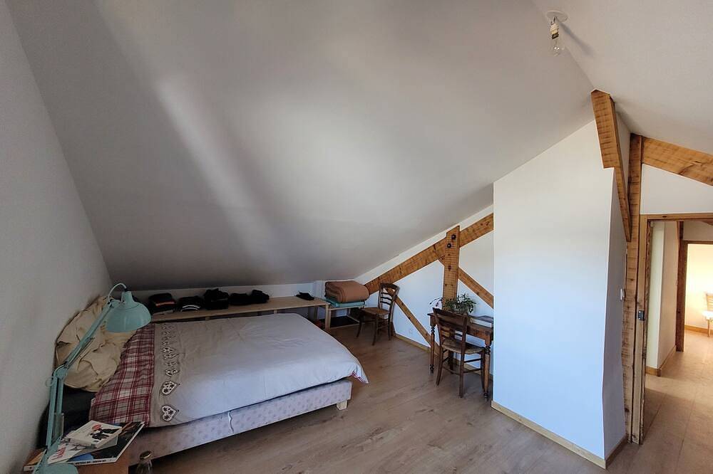 A large house in a remote mountain hamlet surrounded by nature in Champcella, Nationalpark Écrins