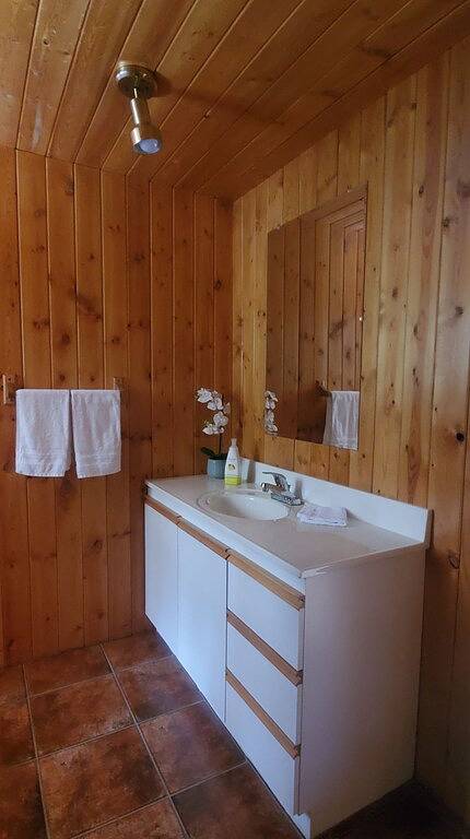 Off-Grid Escape, Log Cabin, Secluded Deep in the Wild near Rock Lake! in Kanadische Rocky Mountains