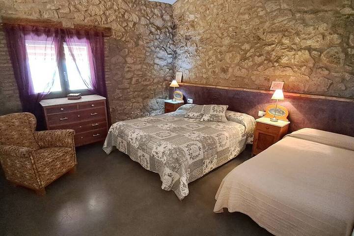 Location de vacances pour 8 personnes, avec jardin ainsi que piscine et terrasse à Olvan - 2