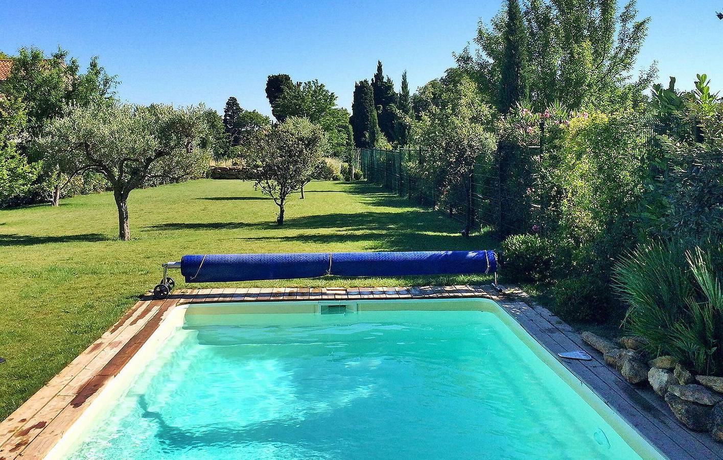 Appartement avec piscine chauffée : 230m2, climatisation, parking et WiFi in Sainte-Cécile-les-Vignes, Vaucluse