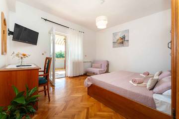 Ferienwohnung für 2 Personen, mit Garten in Starigrad Paklenica