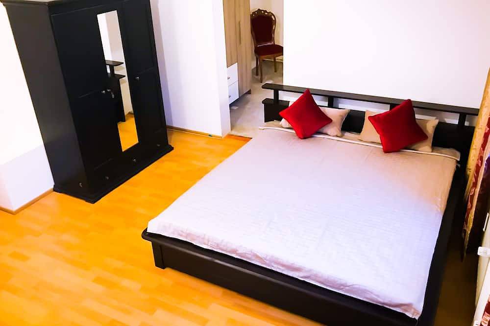 Ganze Wohnung, Ferienwohnung 150 qm mit Dusche für Familien, Business, Handwerker „“ in Falkensee, Havelland