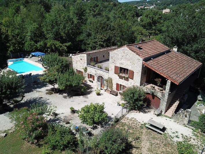 Maison de vacances pour 14 personnes, avec Balcon et Terrasse ainsi que Jardin et Piscine dans Largentière